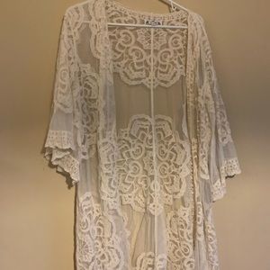 Beautiful lace cover up/ shall/ Ruana off white/cream color size S. EUC